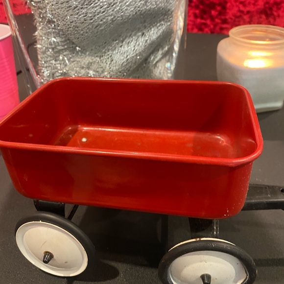 TELEFLORA COLLECTIBLE RED WAGON PLANTER - Picture 3 of 4